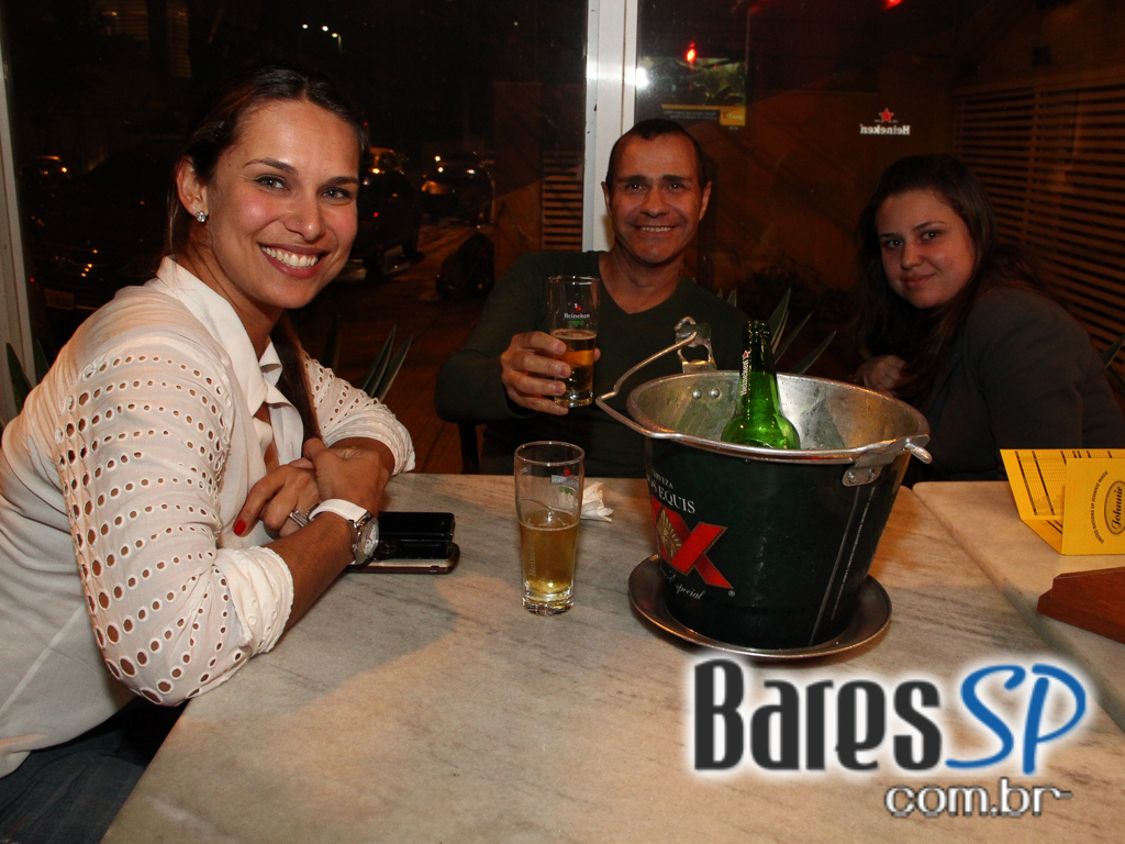 Happy hour e música ao vivo com convidado especial no Johnnie Wash Bar Happy hour e música ao vivo com convidado especial no Johnnie Wash Bar