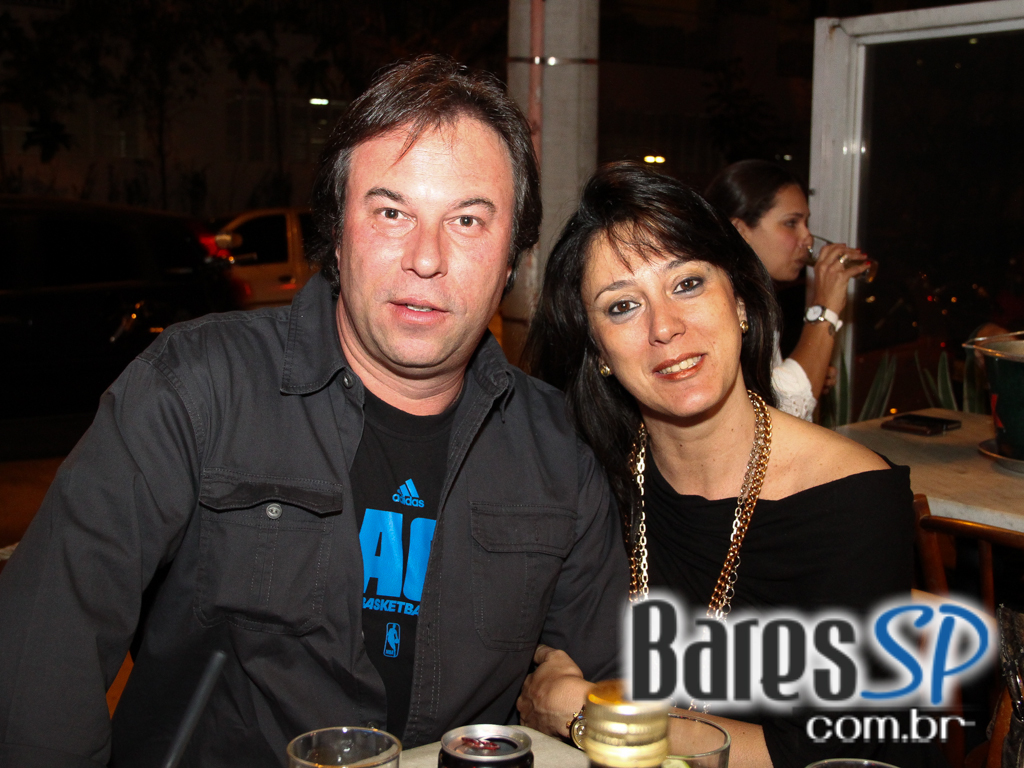 Happy hour e música ao vivo com convidado especial no Johnnie Wash Bar Happy hour e música ao vivo com convidado especial no Johnnie Wash Bar