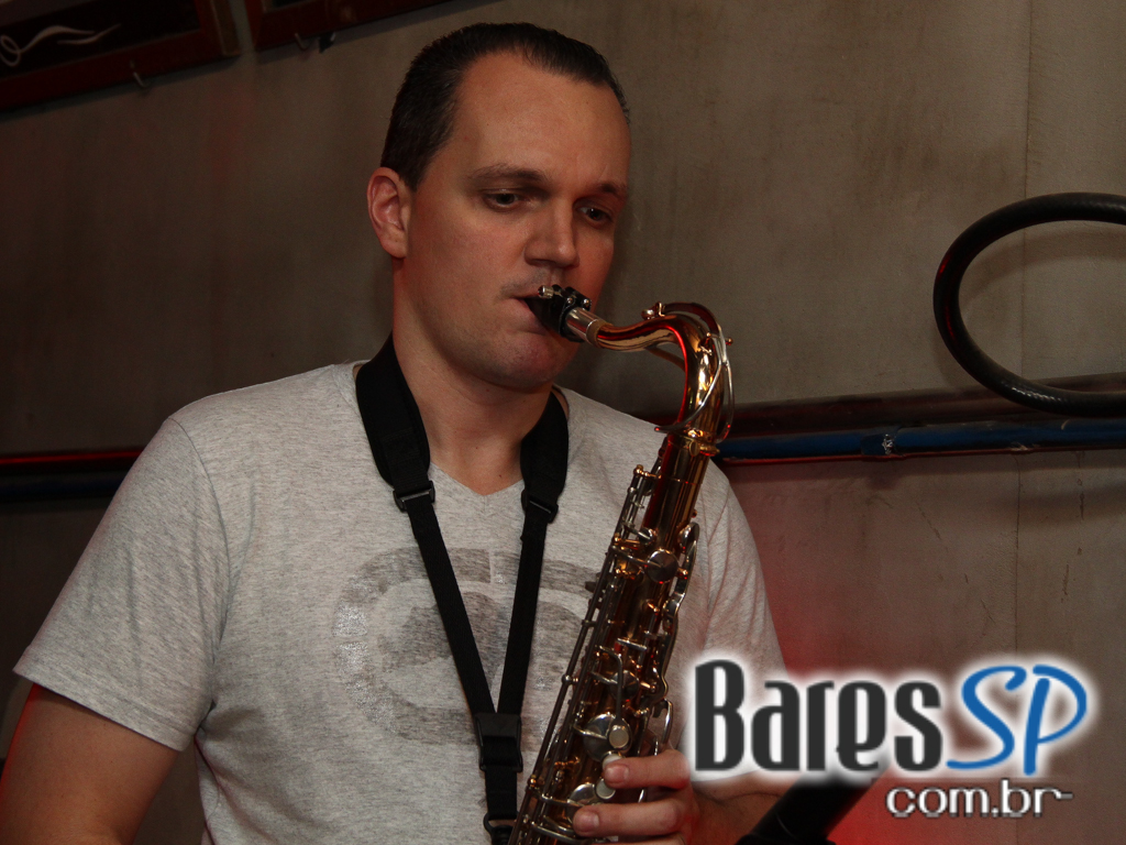 Happy hour e música ao vivo com convidado especial no Johnnie Wash Bar Happy hour e música ao vivo com convidado especial no Johnnie Wash Bar