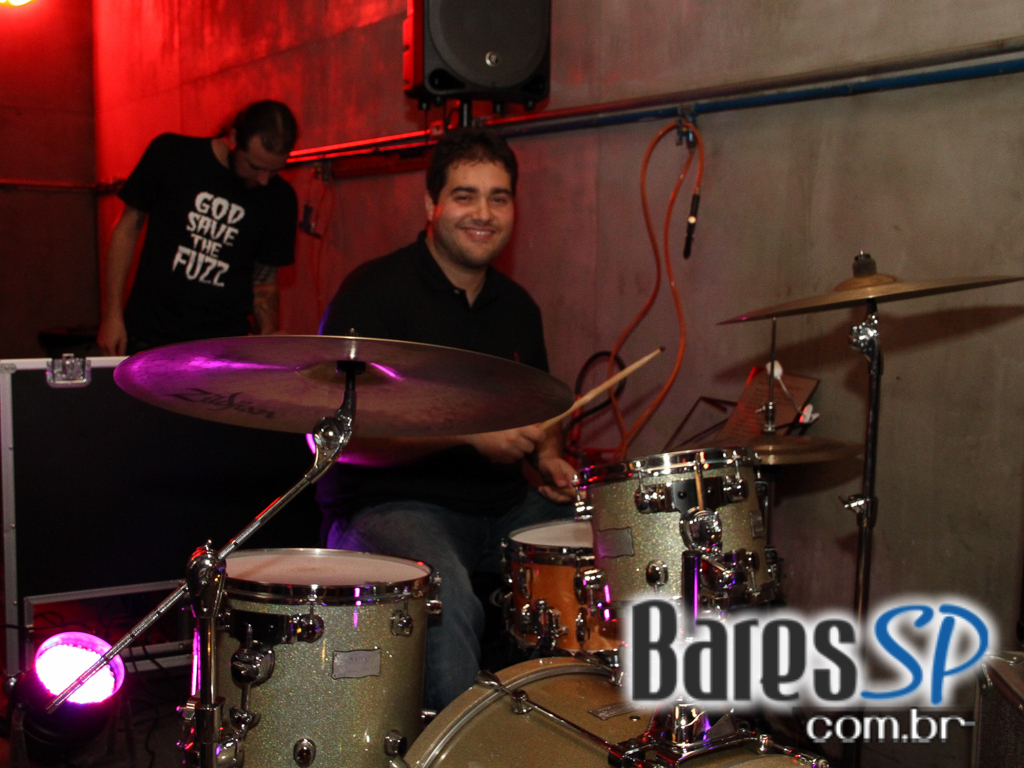 Happy hour e música ao vivo com convidado especial no Johnnie Wash Bar Happy hour e música ao vivo com convidado especial no Johnnie Wash Bar