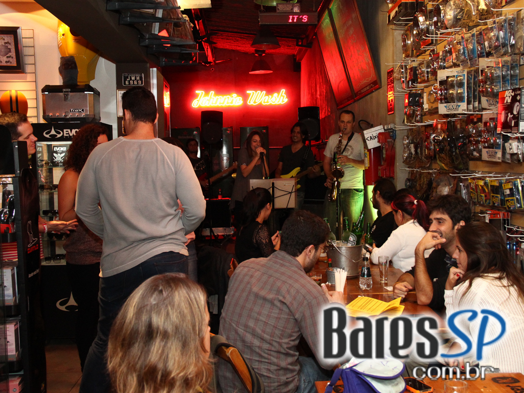 Happy hour e música ao vivo com convidado especial no Johnnie Wash Bar Happy hour e música ao vivo com convidado especial no Johnnie Wash Bar