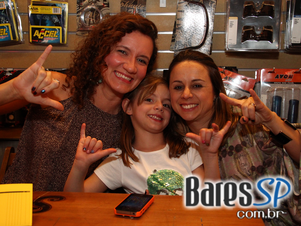 Happy hour e música ao vivo com convidado especial no Johnnie Wash Bar Happy hour e música ao vivo com convidado especial no Johnnie Wash Bar