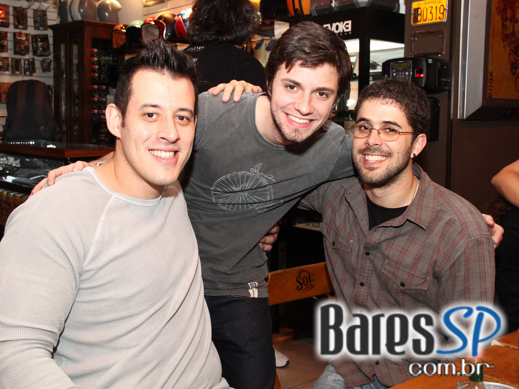 Happy hour e música ao vivo com convidado especial no Johnnie Wash Bar Happy hour e música ao vivo com convidado especial no Johnnie Wash Bar