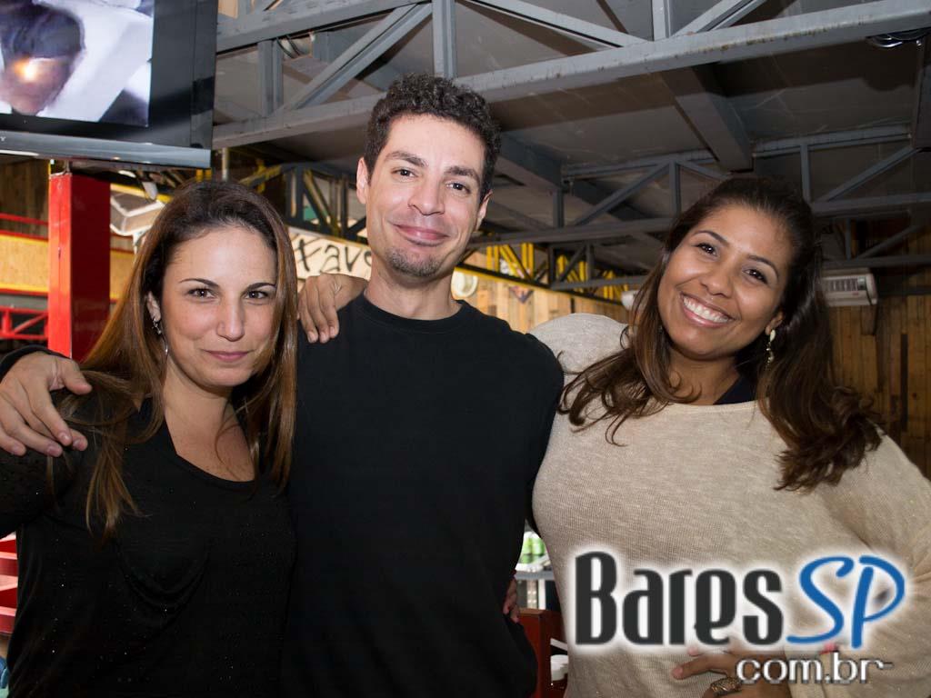 Feijoada e samba na tarde de sábado no Favela da Vila Feijoada e samba na tarde de sábado no Favela da Vila