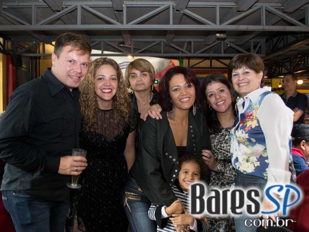 Feijoada e samba na tarde de sábado no Favela da Vila Feijoada e samba na tarde de sábado no Favela da Vila