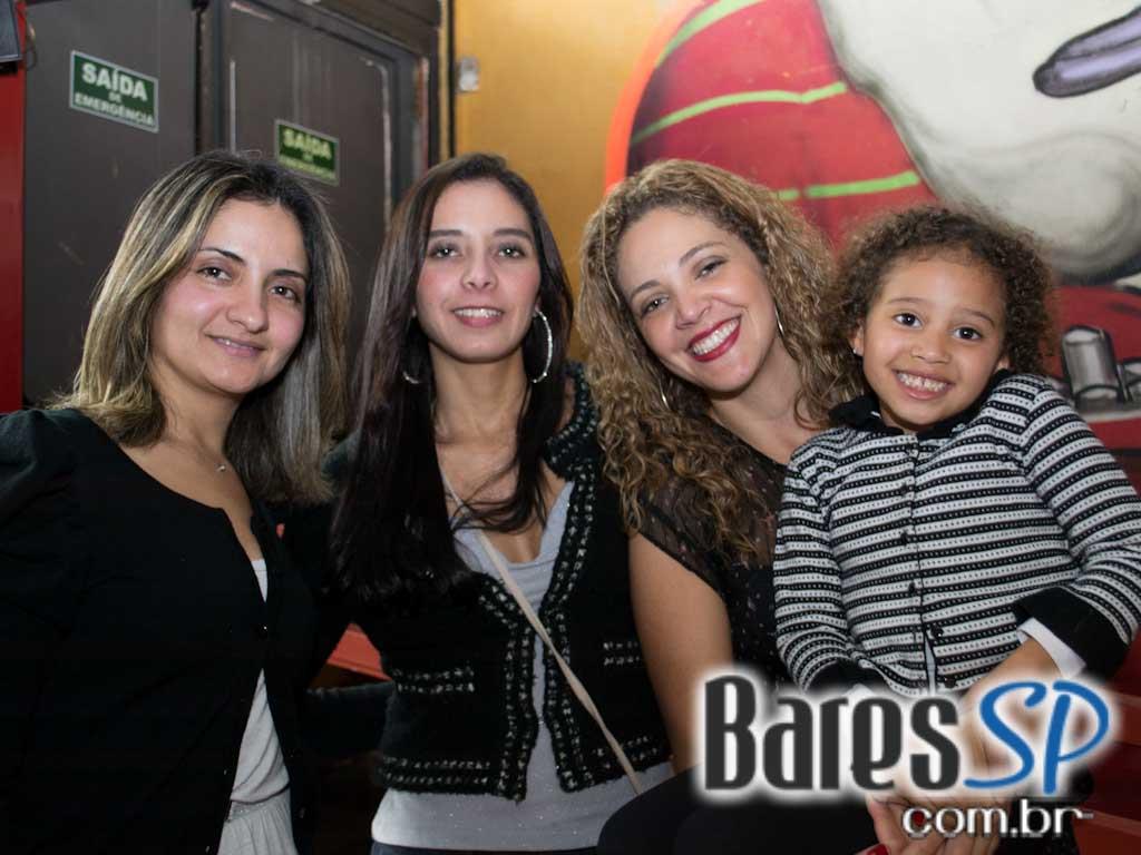 Feijoada e samba na tarde de sábado no Favela da Vila Feijoada e samba na tarde de sábado no Favela da Vila