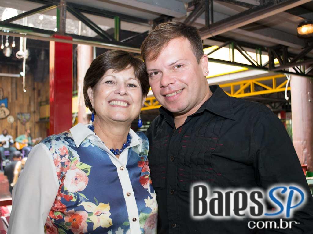 Feijoada e samba na tarde de sábado no Favela da Vila Feijoada e samba na tarde de sábado no Favela da Vila