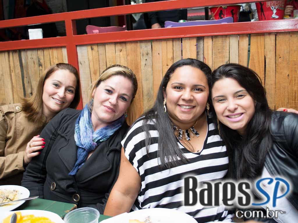 Feijoada e samba na tarde de sábado no Favela da Vila Feijoada e samba na tarde de sábado no Favela da Vila