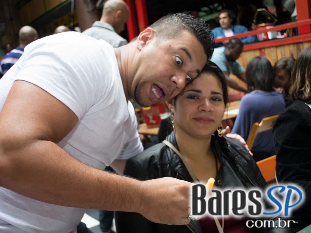 Feijoada e samba na tarde de sábado no Favela da Vila Feijoada e samba na tarde de sábado no Favela da Vila