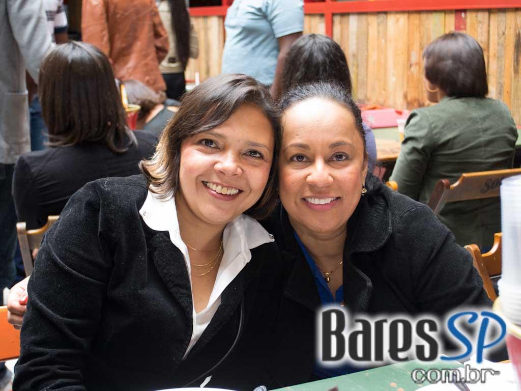 Feijoada e samba na tarde de sábado no Favela da Vila Feijoada e samba na tarde de sábado no Favela da Vila