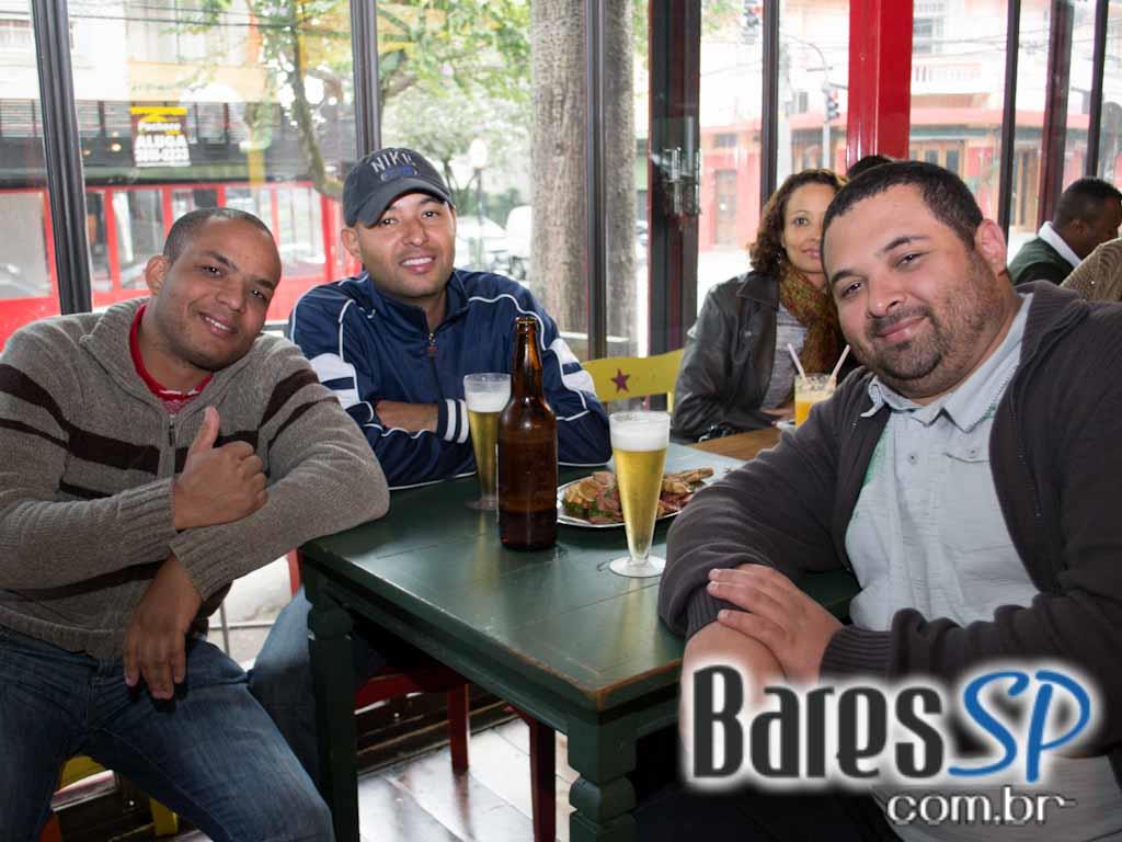 Feijoada e samba na tarde de sábado no Favela da Vila Feijoada e samba na tarde de sábado no Favela da Vila
