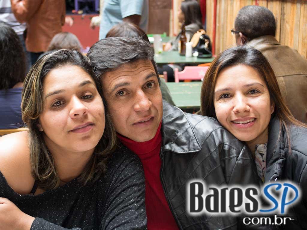 Feijoada e samba na tarde de sábado no Favela da Vila Feijoada e samba na tarde de sábado no Favela da Vila