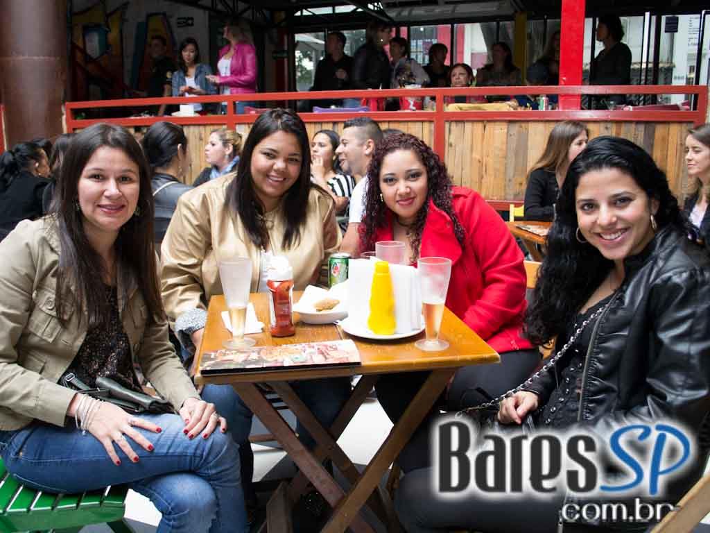 Feijoada e samba na tarde de sábado no Favela da Vila Feijoada e samba na tarde de sábado no Favela da Vila