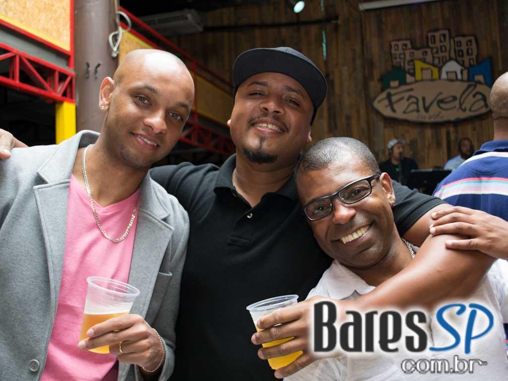 Feijoada e samba na tarde de sábado no Favela da Vila Feijoada e samba na tarde de sábado no Favela da Vila