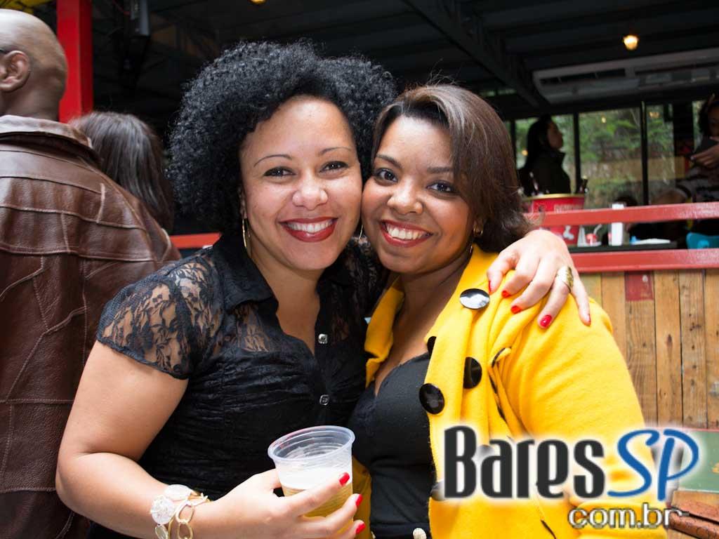 Feijoada e samba na tarde de sábado no Favela da Vila Feijoada e samba na tarde de sábado no Favela da Vila