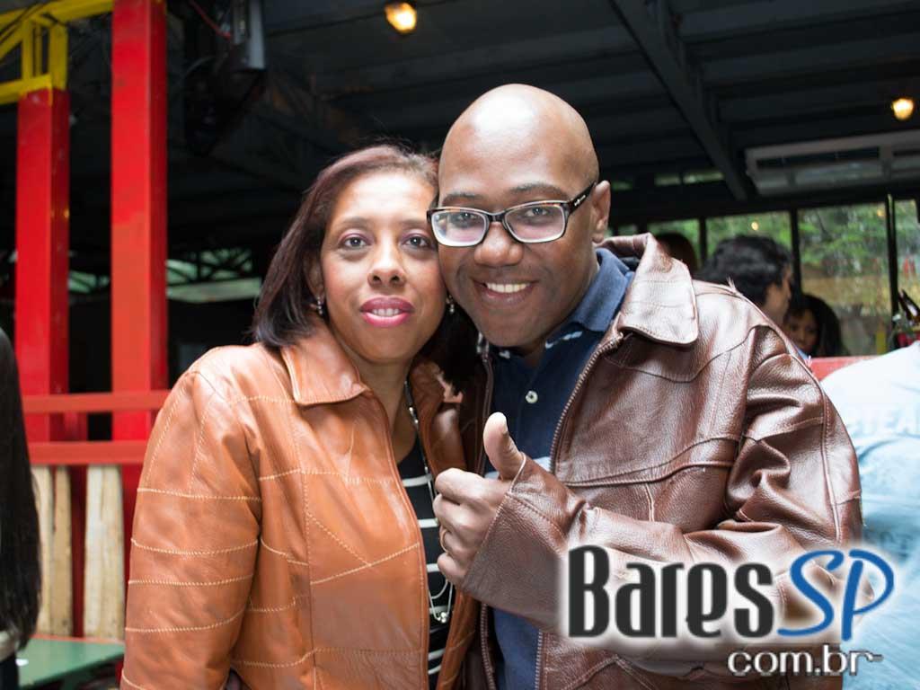 Feijoada e samba na tarde de sábado no Favela da Vila Feijoada e samba na tarde de sábado no Favela da Vila