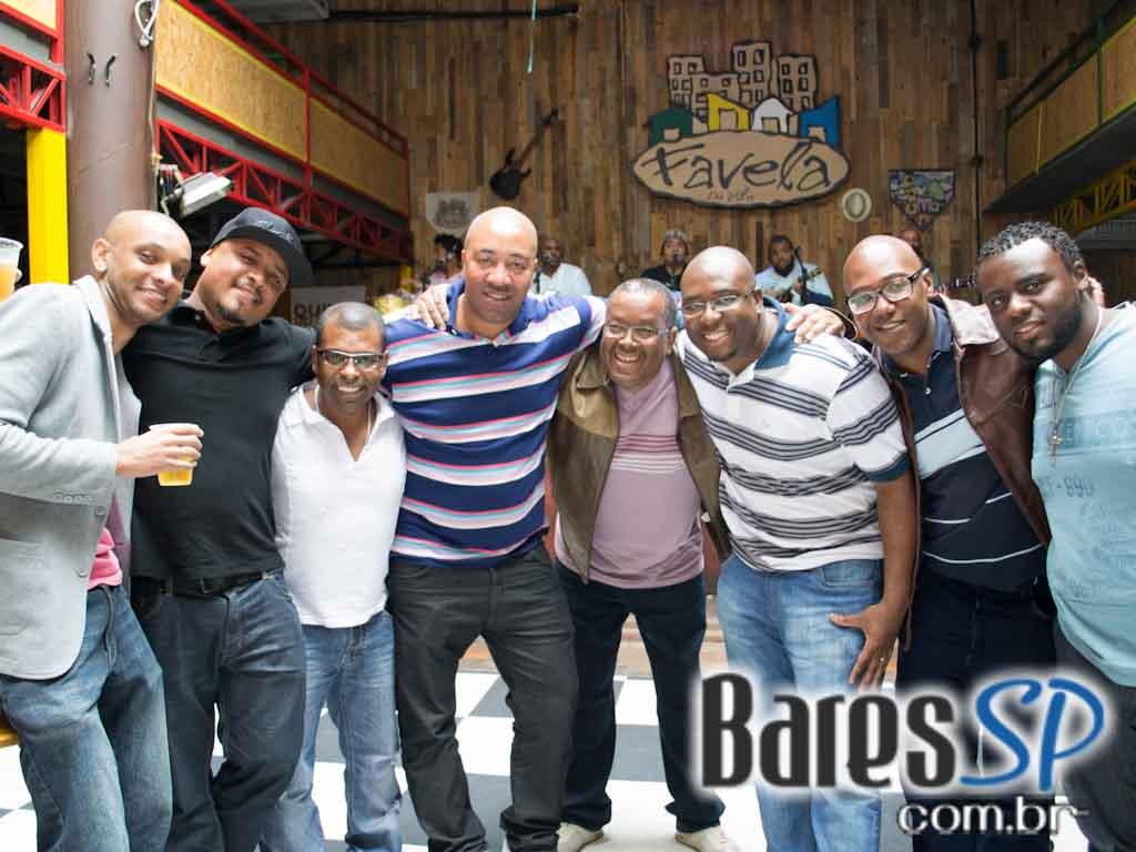 Feijoada e samba na tarde de sábado no Favela da Vila Feijoada e samba na tarde de sábado no Favela da Vila