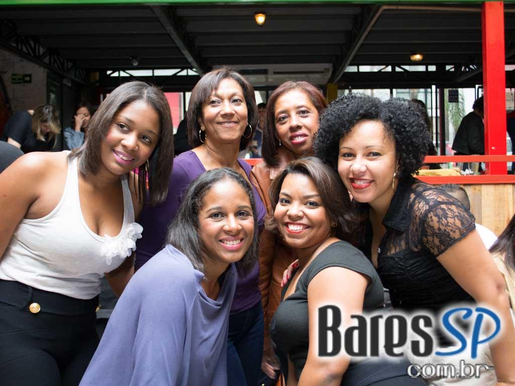 Feijoada e samba na tarde de sábado no Favela da Vila Feijoada e samba na tarde de sábado no Favela da Vila