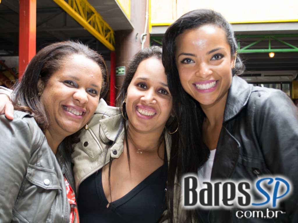 Feijoada e samba na tarde de sábado no Favela da Vila Feijoada e samba na tarde de sábado no Favela da Vila