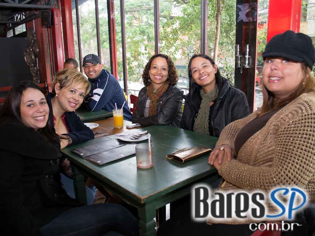 Feijoada e samba na tarde de sábado no Favela da Vila Feijoada e samba na tarde de sábado no Favela da Vila