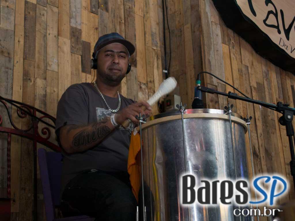 Feijoada e samba na tarde de sábado no Favela da Vila Feijoada e samba na tarde de sábado no Favela da Vila