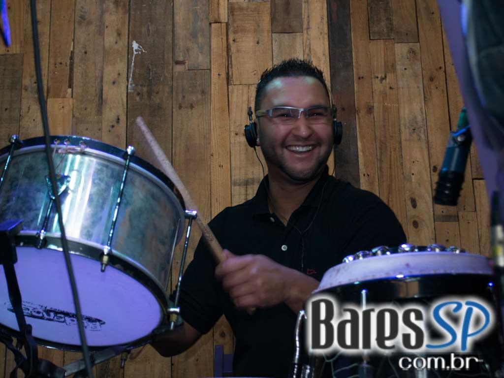 Feijoada e samba na tarde de sábado no Favela da Vila Feijoada e samba na tarde de sábado no Favela da Vila