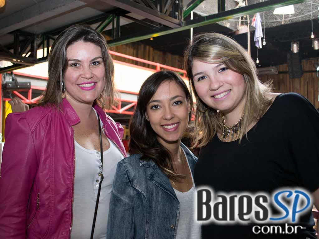 Feijoada e samba na tarde de sábado no Favela da Vila Feijoada e samba na tarde de sábado no Favela da Vila