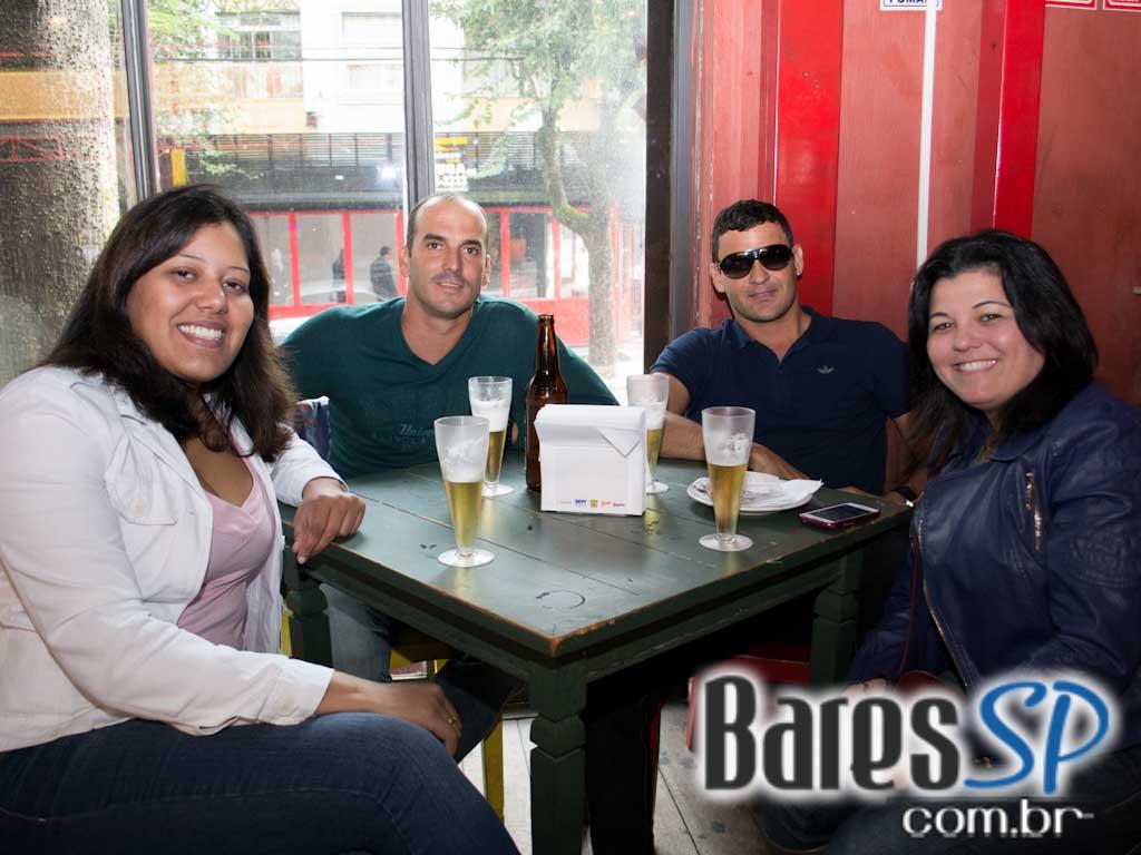 Feijoada e samba na tarde de sábado no Favela da Vila Feijoada e samba na tarde de sábado no Favela da Vila