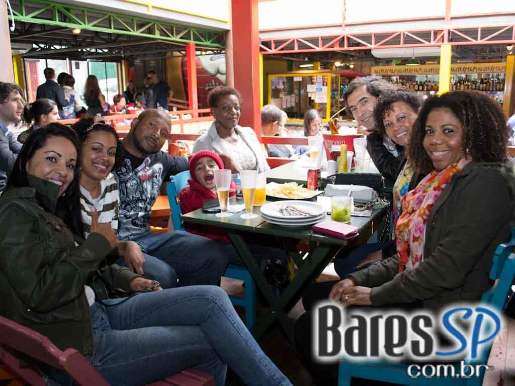 Feijoada e samba na tarde de sábado no Favela da Vila Feijoada e samba na tarde de sábado no Favela da Vila