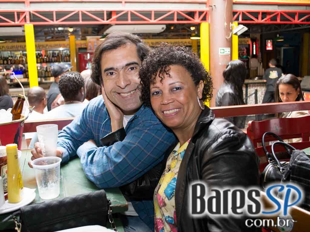 Feijoada e samba na tarde de sábado no Favela da Vila Feijoada e samba na tarde de sábado no Favela da Vila