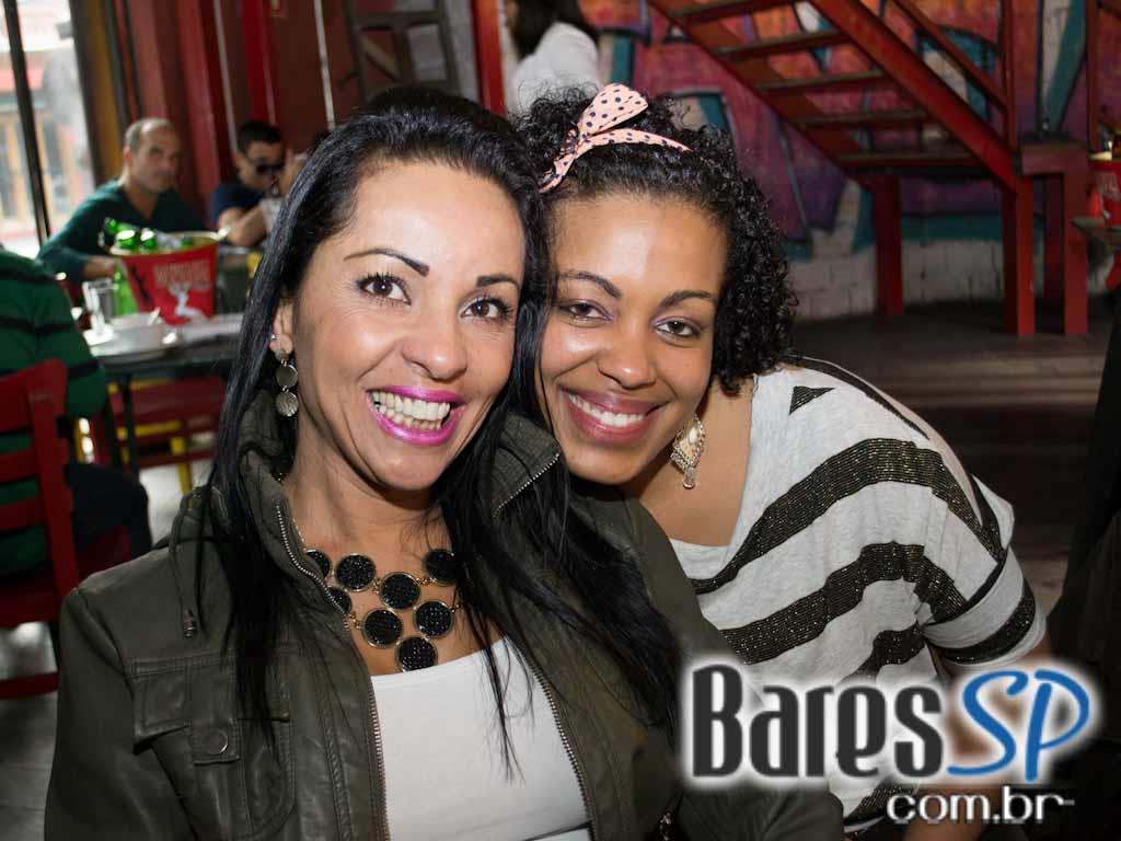 Feijoada e samba na tarde de sábado no Favela da Vila Feijoada e samba na tarde de sábado no Favela da Vila