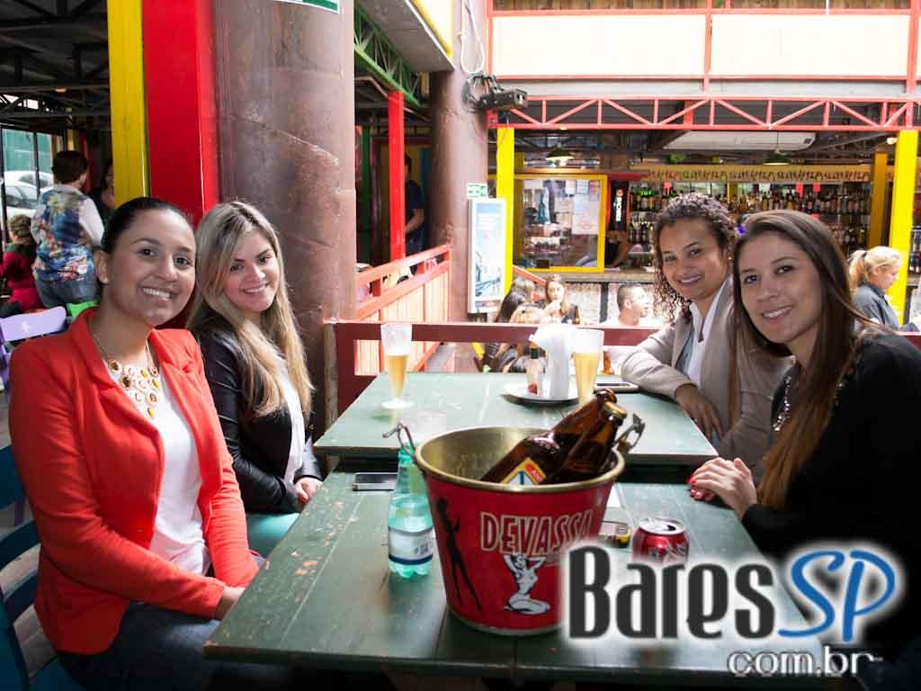 Feijoada e samba na tarde de sábado no Favela da Vila Feijoada e samba na tarde de sábado no Favela da Vila