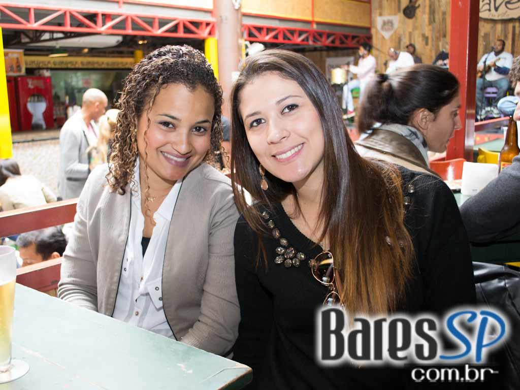 Feijoada e samba na tarde de sábado no Favela da Vila Feijoada e samba na tarde de sábado no Favela da Vila