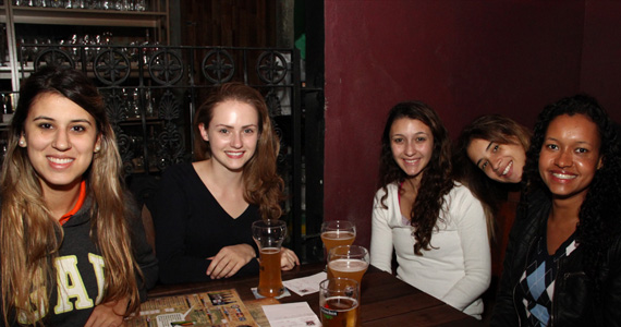 Deep Bar 611 ofereceu happy hour com cerveja gelada e petiscos na quinta-feira