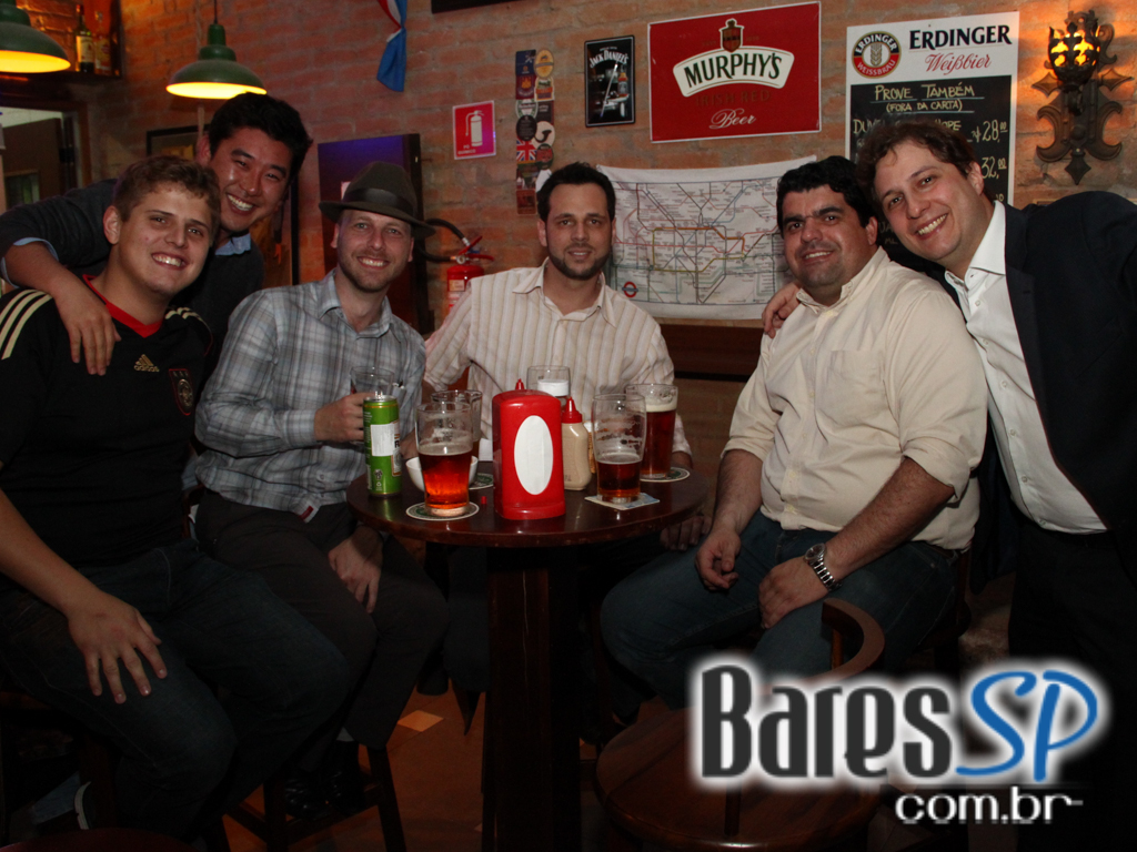 Deep Bar 611 ofereceu happy hour com cerveja gelada e petiscos na quinta-feira Deep Bar 611 ofereceu happy hour com cerveja gelada e petiscos na quinta-feira