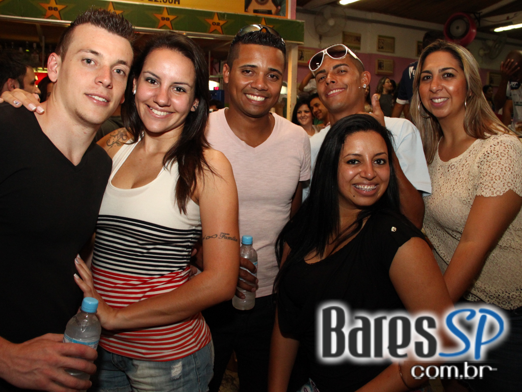 Bar Mangueira recebeu grupos Redenção e Samba Puro que animou o sábado Bar Mangueira recebeu grupos Redenção e Samba Puro que animou o sábado