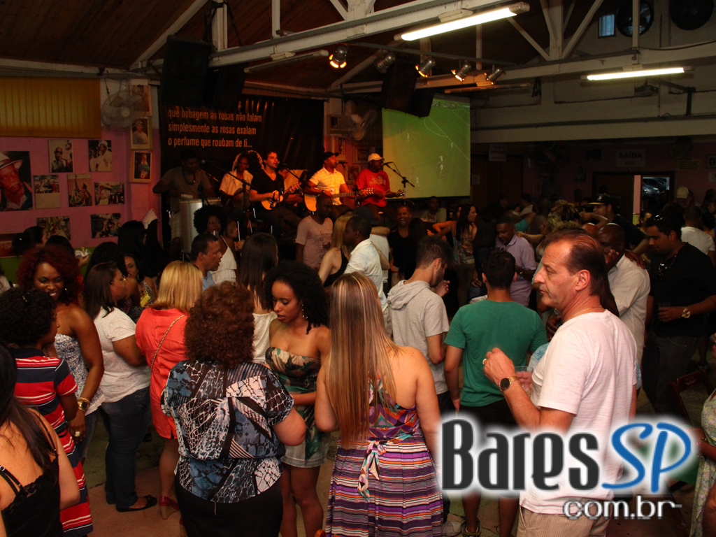 Bar Mangueira recebeu grupos Redenção e Samba Puro que animou o sábado Bar Mangueira recebeu grupos Redenção e Samba Puro que animou o sábado