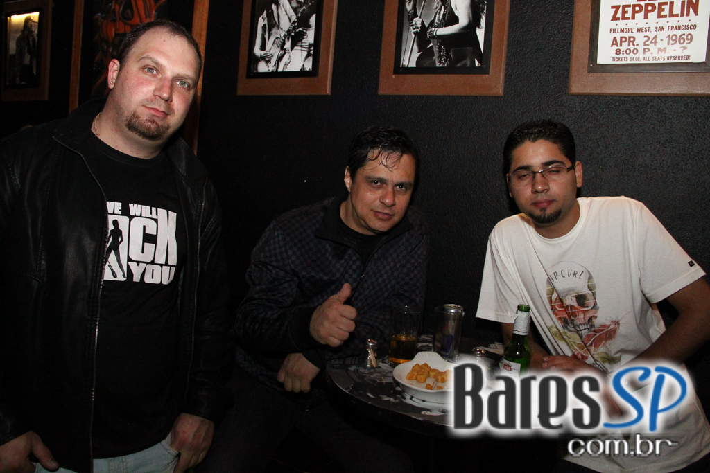 Bandas Sim Senhora e Time Zone embalaram a sexta-feira no Sky Music Bar Bandas Sim Senhora e Time Zone embalaram a sexta-feira no Sky Music Bar