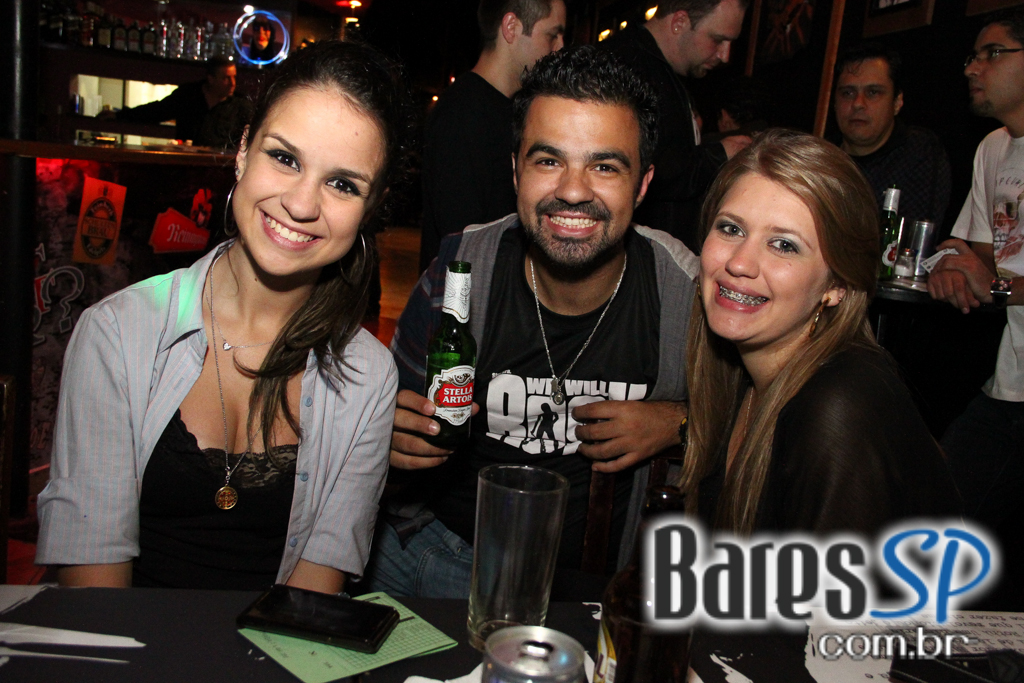 Bandas Sim Senhora e Time Zone embalaram a sexta-feira no Sky Music Bar Bandas Sim Senhora e Time Zone embalaram a sexta-feira no Sky Music Bar