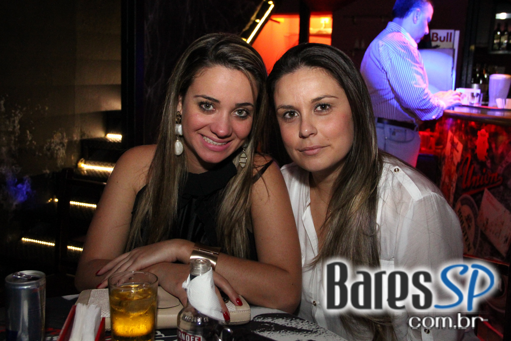 Bandas Sim Senhora e Time Zone embalaram a sexta-feira no Sky Music Bar Bandas Sim Senhora e Time Zone embalaram a sexta-feira no Sky Music Bar