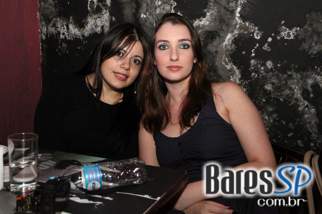 Bandas Sim Senhora e Time Zone embalaram a sexta-feira no Sky Music Bar Bandas Sim Senhora e Time Zone embalaram a sexta-feira no Sky Music Bar