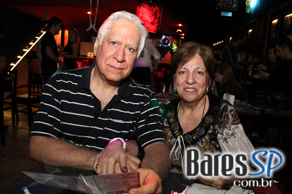 Bandas Sim Senhora e Time Zone embalaram a sexta-feira no Sky Music Bar Bandas Sim Senhora e Time Zone embalaram a sexta-feira no Sky Music Bar