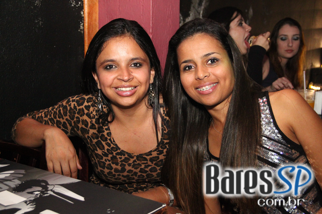 Bandas Sim Senhora e Time Zone embalaram a sexta-feira no Sky Music Bar Bandas Sim Senhora e Time Zone embalaram a sexta-feira no Sky Music Bar