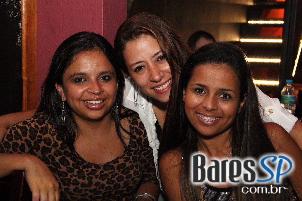 Bandas Sim Senhora e Time Zone embalaram a sexta-feira no Sky Music Bar Bandas Sim Senhora e Time Zone embalaram a sexta-feira no Sky Music Bar