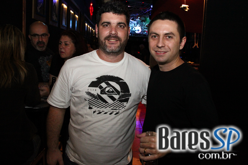 Bandas Sim Senhora e Time Zone embalaram a sexta-feira no Sky Music Bar Bandas Sim Senhora e Time Zone embalaram a sexta-feira no Sky Music Bar