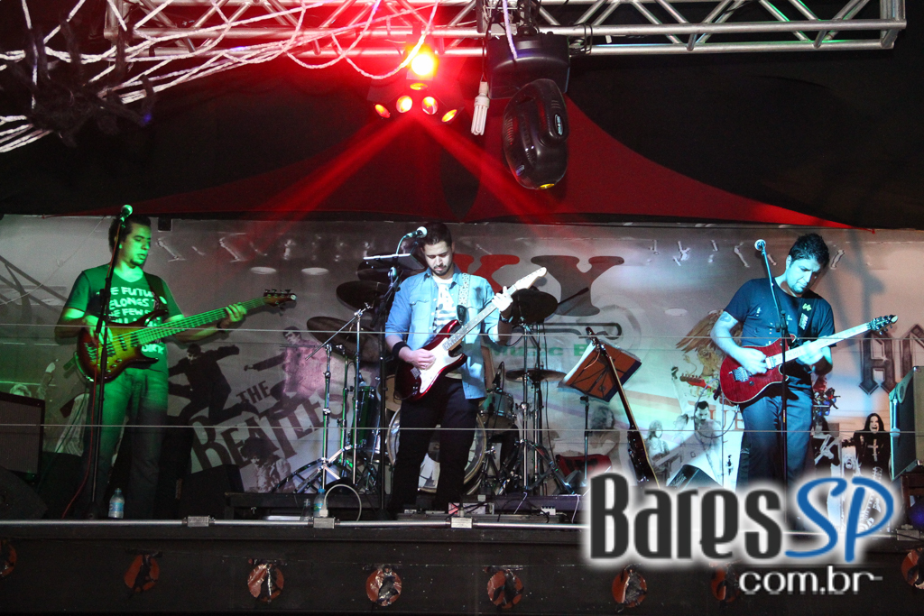 Bandas Sim Senhora e Time Zone embalaram a sexta-feira no Sky Music Bar Bandas Sim Senhora e Time Zone embalaram a sexta-feira no Sky Music Bar