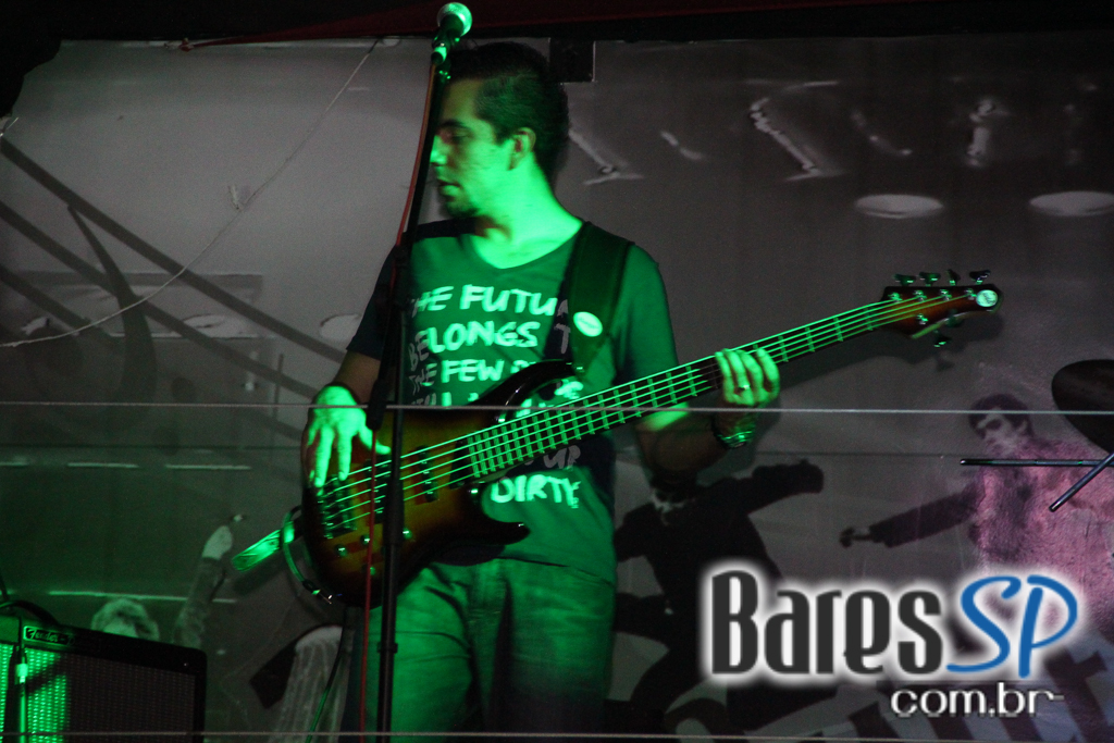 Bandas Sim Senhora e Time Zone embalaram a sexta-feira no Sky Music Bar Bandas Sim Senhora e Time Zone embalaram a sexta-feira no Sky Music Bar