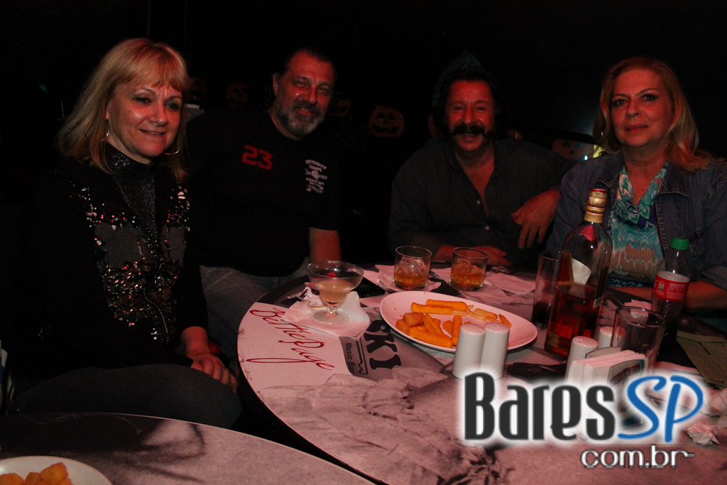 Bandas Sim Senhora e Time Zone embalaram a sexta-feira no Sky Music Bar Bandas Sim Senhora e Time Zone embalaram a sexta-feira no Sky Music Bar