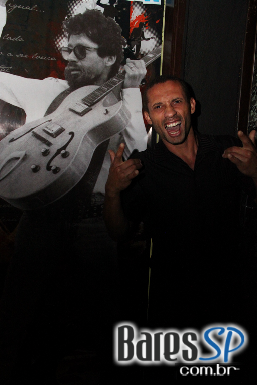 Bandas Sim Senhora e Time Zone embalaram a sexta-feira no Sky Music Bar Bandas Sim Senhora e Time Zone embalaram a sexta-feira no Sky Music Bar