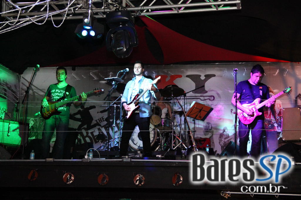 Bandas Sim Senhora e Time Zone embalaram a sexta-feira no Sky Music Bar Bandas Sim Senhora e Time Zone embalaram a sexta-feira no Sky Music Bar